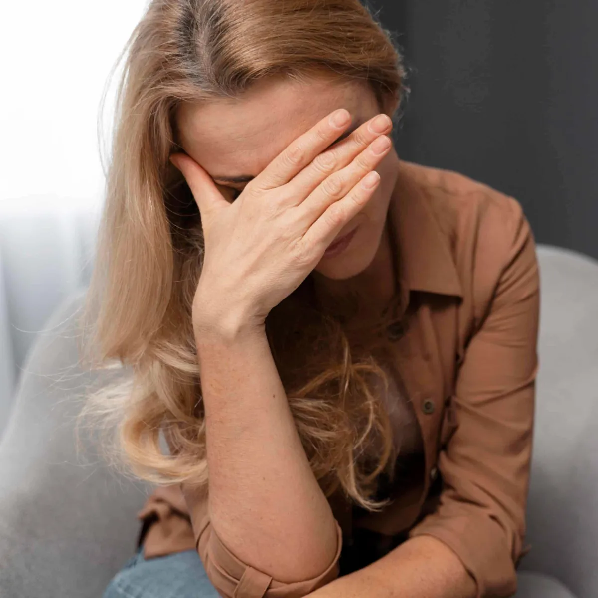 Propriétaire confronté à des difficultés éducatives avec son chien au quotidien